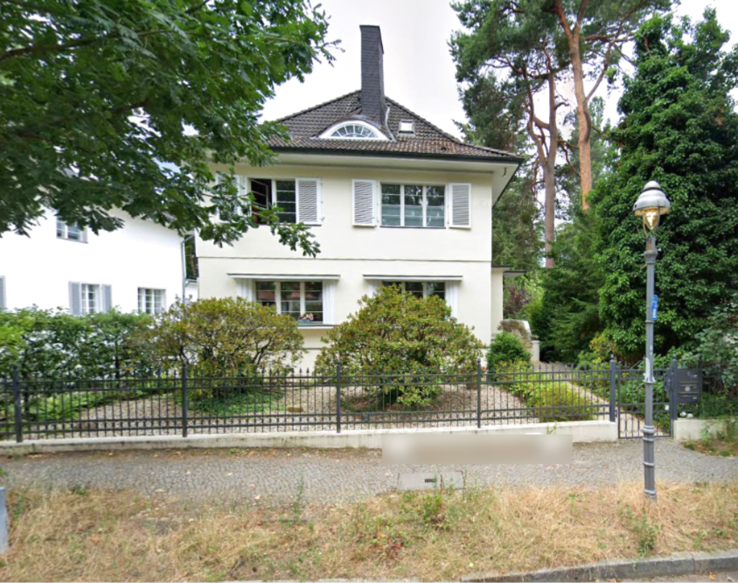 Zeitlose Eleganz trifft Familienglück – repräsentative Altbau-Villa mit Pool in Dahlem in 14195 Berlin