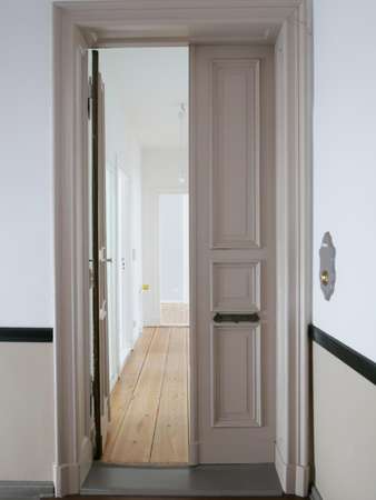 „Elegante Altbauwohnung im Herzen von Moabit: 2 Zimmer mit Charme und Licht“