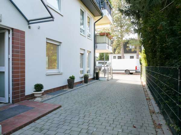 Helle 2-Zimmer-Wohnung mit Balkon in Herzen von Berlin-Lichterfelde!
