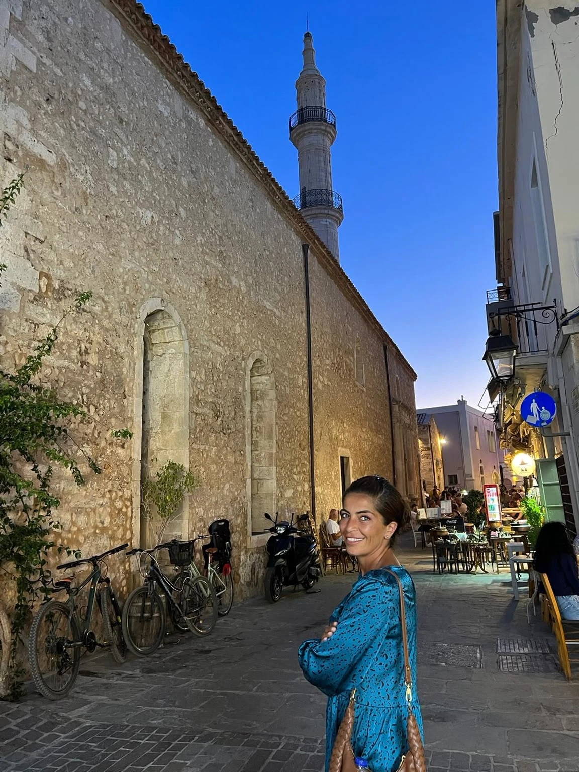 Hewin Ali am Abend in einer Altstadtgasse auf Kreta